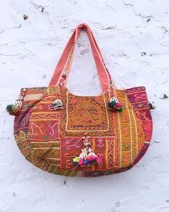 Sac à bandoulière ethnique indien fait main de Jaipur, style Banjara, avec fleurs brodées à la main, en coton, pour femme - Product Image 1