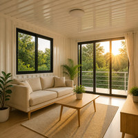 Maison modulaire de style luxueux avec murs en verre, terrasse extérieure et aménagement flexible