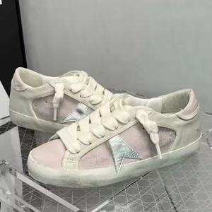 รองเท้าหนังสีชมพูสไตล์วินเทจสำหรับผู้หญิง คุณภาพหรูหรา ประดับดาวสีเงิน พร้อมเชือกผูก ดีไซน์สปอร์ตแบบลำลอง เหมาะสำหรับทุกฤดูกาล - Product Image 1