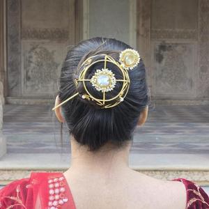 Cage à chignon royale ornée – Épingle à perles Kundan – Bijou architectural en fil d'or - Product Image 4