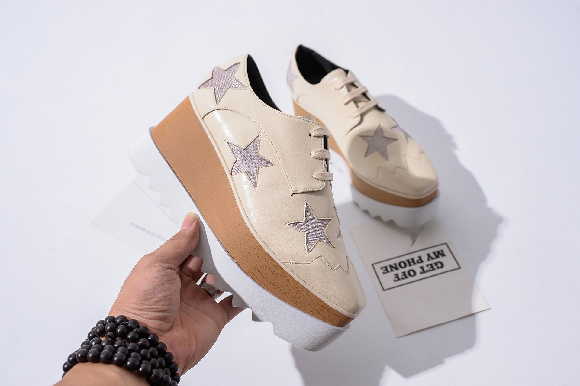 Étoile beige scintillante