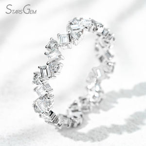 แหวนเพชรทรงบาแก็ตต์เหลี่ยม 1.3-1.5 กะรัต ขนาด 1.8*2.3 มม. พร้อมเพชรทรงบริลเลียนต์เหลี่ยม 1.9 มม. เพชรเลี้ยงในห้องปฏิบัติการ ทอง 18K หรูหรา รับรองโดย IGI - Product Image 2