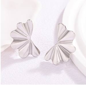 Boucles d'oreilles clous en forme d'éventail brillant en acier inoxydable plaqué or simple et tendance pour femmes, bijoux en gros - Product Image 4