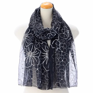 Bufanda de mujer de fibra de poliéster, bufanda bordada con diseño floral, ligera y clásica. - Product Image 3