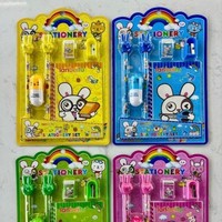Ensemble de papeterie très demandé pour l'exportation : Crayons d'étudiant, stylos à pointe neutre, règle, gomme, taille-crayon, stylos de couleur, crayons