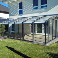 Véranda rétractable moderne attachée à la maison, avec porte coulissante automatique pour jardin et villa
