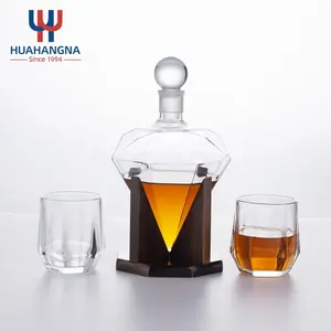 Decantador de licor de whisky de cristal con forma de diamante, elegante logotipo personalizado, 25oz, hecho a mano, con 2 gafas y soporte de madera