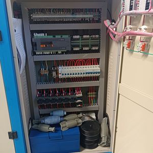 เครื่องขึ้นรูปพลาสติก HDPE แบบใหม่ สำหรับดูดซับน้ำมัน บีบน้ำด้วยมือ ใช้ระบบไฮดรอลิก พร้อมมอเตอร์และตลับลูกปืน - Product Image 4