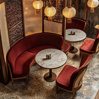 Ensemble de meubles de restaurant d'hôtel moderne de luxe, canapé incurvé en velours rouge avec tables rondes en marbre, chaises de salle à manger assorties pour café