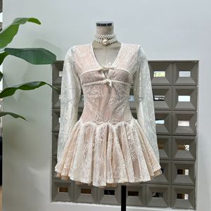 A10096 Mini abito <span class=keywords><strong>a</strong></span> maniche lunghe con <span class=keywords><strong>gonna</strong></span> svasata <span class=keywords><strong>a</strong></span> zampa in pizzo rosa con scollo <span class=keywords><strong>a</strong></span> V - Product Image 6