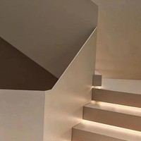 Escalier de villa en métal sur mesure, design minimaliste à bords arrondis, avec rampe en fer forgé, durable, design moderne pour intérieur