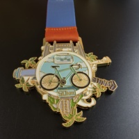 Medalla de Club Personalizada Chapada en Oro con Esmalte Suave, Diamantes de Imitación y Relieve de Saludo de Manos, Ideal para Eventos de Servicio Internacional, Logotipo Personalizado