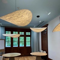 Suspension moderne de luxe en soie, abat-jour translucide sculptural en forme de vague, minimaliste et organique, pour projets hôteliers, villas et chambres.