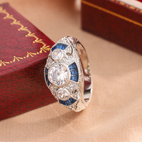 Bague de fiançailles de luxe victorienne en laiton plaqué platine à trois pierres, zircone cubique bleu royal et blanc, bijoux d'anniversaire antiques