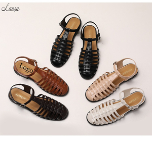 <span class=keywords><strong>Sandali</strong></span> Romani Donna 2026 Retrò Estivi con Punta Chiusa, Cinturino Intrecciato a Mano e Fori, in Pelle PU Piatta con Fibbia <span class=keywords><strong>alla</strong></span> Caviglia - Product Image 1