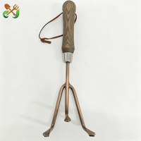 Cultivateur de jardin rétro en acier inoxydable avec tête plaquée bronze antique et manche en bois vert sauge vintage pour ameublir la terre