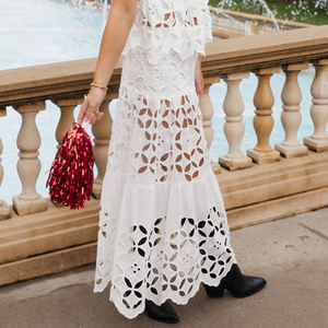 Ensemble deux pièces sur mesure : haut plissé ajouré sans bretelles tendance et robe longue en rayonne de haute qualité - Product Image 5