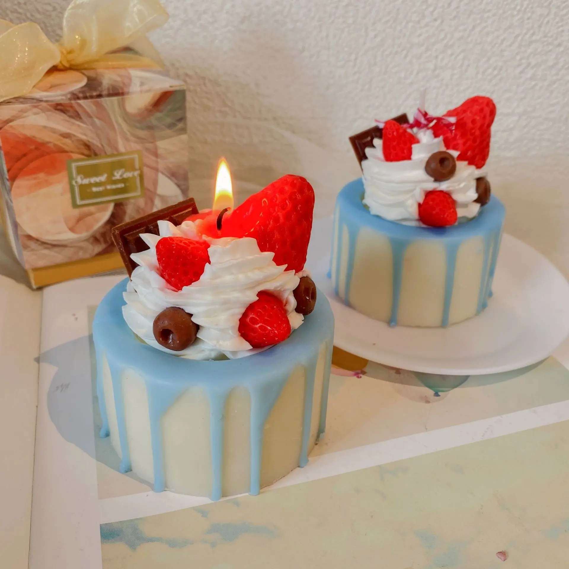 सुंदर हस्तनिर्मित सजाया चॉकलेट स्ट्रॉबेरी डबल-परत केक मोमबत्ती ब्लू सुगंधित मोमबत्ती