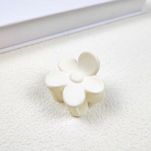 <span class=keywords><strong>Pince</strong></span> à cheveux européenne américaine douce 4cm fleur moyenne fleur de prunier <span class=keywords><strong>pince</strong></span> à cheveux vente chaude accessoire de cheveux demi-attachés lait café plastique - Product Image 4