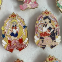 Artesanía de Metal lindo Sailor Moon dibujos animados chica Pin personalizado duro Anime oro esmalte solapa Pin con brillo perla Color