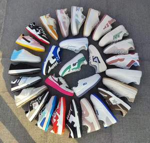 Venta de liquidación Venta caliente al por mayor Zapatos baratos Stock a granel Zapatillas de deporte mixtas para hombres y mujeres Envío aleatorio - Product Image 1