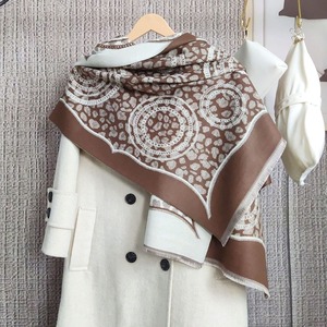 Écharpe carrée en fausse fourrure de cachemire à imprimé léopard pour femme, douce et chaude, avec motif chaîne et franges, châle enveloppant, écharpe-couverture confortable pour l'hiver - Product Image 1