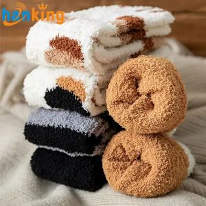 Chaussettes pour femmes, motif mignon de dessin animé, chien blanc, patte de chat, impressions 3D, chaussettes épaisses et chaudes pour l'automne et l'hiver, chaussettes en polaire chaudes et amusantes pour femmes, J0072 - Product Image 1