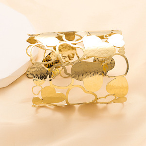 Pulsera de acero inoxidable hueca en forma de corazón de 8 cm para mujer, regalo de joyería de moda - Product Image 3