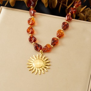 Collana con Perle Acriliche Ambrate Autunnali, Pendente a Girasole in Acciaio Inox Placcato Oro 18K, Design Trendy con Pietre Naturali - Product Image 1