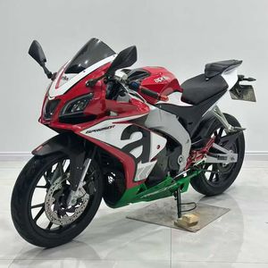 La Apulia GPR250 est une moto sportive orientée piste avec un moteur monocylindre refroidi par eau, conçue spécifiquement pour la course. - Product Image 3