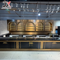 Comptoir de bar de restaurant sur mesure avec vitrine arquée, plateau en marbre noir et or, mobilier de bar commercial haut de gamme OEM