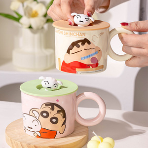 Taza de cerámica Crayon Shinchan con tapa de 370 ml, diseño de dibujos animados, para niños y adultos, taza de regalo - Product Image 1