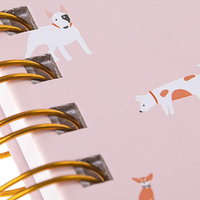 Carnet pour chien avec pages lignées et motif de chiens sur fond rose sur la couverture, format 6,25" x 8,25"