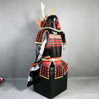 Armure de samouraï japonaise Yoroi en métal noir et rouge, faite à la main, découpée, entièrement portative, avec casque Kabuto, pour exposition muséale, cosplay et collection