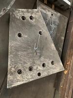 Plaque de protection latérale pour concasseur à mâchoires en acier au manganèse forgé MN18, avec quatre trous de fixation, pièces de rechange pour carrière, en acier à haute teneur en manganèse pour l'exploitation minière