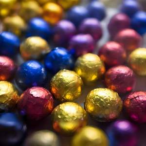 Épaisseur personnalisable de rouleau jumbo de papier d'aluminium 8011 enduit de haute qualité pour l'emballage alimentaire de chocolat - Product Image 5