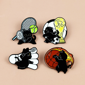 Broche de metal esmaltado con diseño de gato deportivo de dibujos animados, ideal para bádminton, baloncesto y tenis, insignia conmemorativa, venta al por mayor personalizada. - Product Image 3