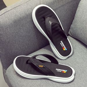Sandales de plage en PVC pour hommes, tongs d'été, pantoufles décontractées bicolores à semelle souple résistantes à l'usure pour la maison – Vente en gros - Product Image 1