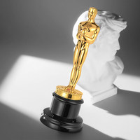 Trophée Homme d'Or 1:1 en Métal Pur et Bois Massif avec Gravure, Tatouage et Broderie pour Récompenses Cinématographiques/Télévisives et Souvenirs Commémoratifs