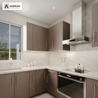 Meuble de cuisine moderne en chêne blanc en U avec portes en dalles teintées fumées, boîtes en MDF et poignées rondes fines