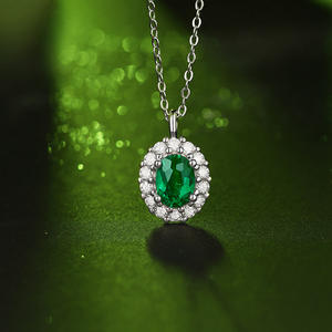 Collier romantique tendance avec chaîne à maillons ovales, pendentif en imitation de jade et perle de style émeraude - Product Image 3