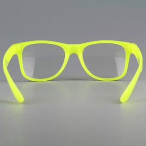 Venta al por mayor de gafas de sol retro de diseño de moda Vintage Luz de plástico de alta calidad para hombres y mujeres tonos coloridos de moda - Product Image 4