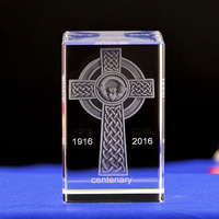 Artigianato in Cristallo Personalizzato con Motivo a Croce e Mani in Preghiera per Regali Commemorativi della Chiesa
