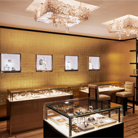 Armoire de présentation en verre luxueux avec cadre doré, éclairage LED, forme d'arc, dimensions personnalisables et résistante