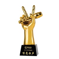 Trophée musical en résine dorée personnalisé IDEAL avec microphone et base en cristal noir – Cadeau idéal