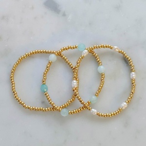 Bracelet empilable classique fait main, délicat, avec perles dorées, perles de riz et perles Miyuki, inaltérable - Product Image 3