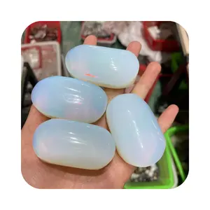 Fabrika fiyat toptan opal kristal şifa yarı değerli taş Opalite avuç içi bahçe fengshui dekorasyon için cilalı kaya