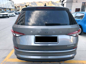 Volkswagen Skoda Karoq 2023 Usata, SUV 5 Porte 5 Posti a Benzina, Auto di Seconda Mano - Product Image 4