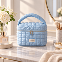 Sac de toilette matelassé personnalisé avec logo, grande capacité, fermeture éclair, organiseur de maquillage, rembourrage doux, portable, pour femmes