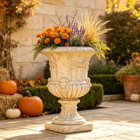 Urne de jardin classique européenne en résine, faite à la main et peinte à la main, style antique vieilli, avec piédestal et relief sculpté en forme de visage, pour villa